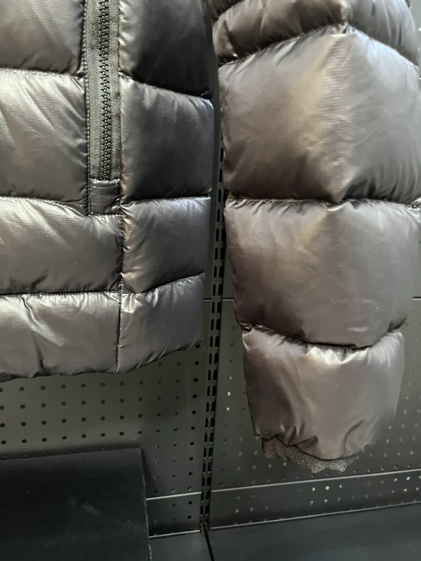 P940 Top 🔥purchase version 𝘾𝘼𝙉𝘼𝘿𝘼 𝙂𝙊𝙊𝙎𝙀/Canada Goose 2227 thin and light style. It’s super lightweight and doesn’t feel any weight on your upper body at all! Show more temperament‼  Canada Goose, a Canadian brand, has always been recognized as the warmest down jacket. Various Instagram celebrities, Internet celebrities, and celebrities often wear it for street photos. I make Canada Goose every year, but I still can’t get rid of my love for the goose. No matter how cold the winter is, there is no need to be afraid. Canada Goose is the legendary warmest down jacket and is known as a must-have for Arctic outdoor sports! The most popular down jacket in the world, celebrities are rushing to buy it, it is a must-have! Size: S-2XL Color: silver gray (red label) silver gray (black label), black (red label), black (black label), dark blue